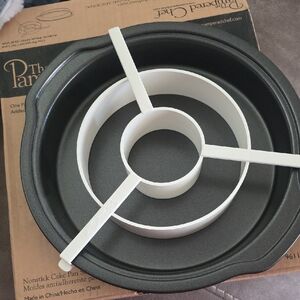 The Pampered Chef Black Nonstick Round Cake Pan with White Adjustable Divider
